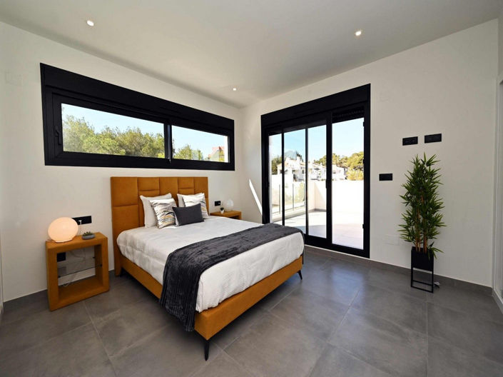 Image No.6-2 Bed House for sale