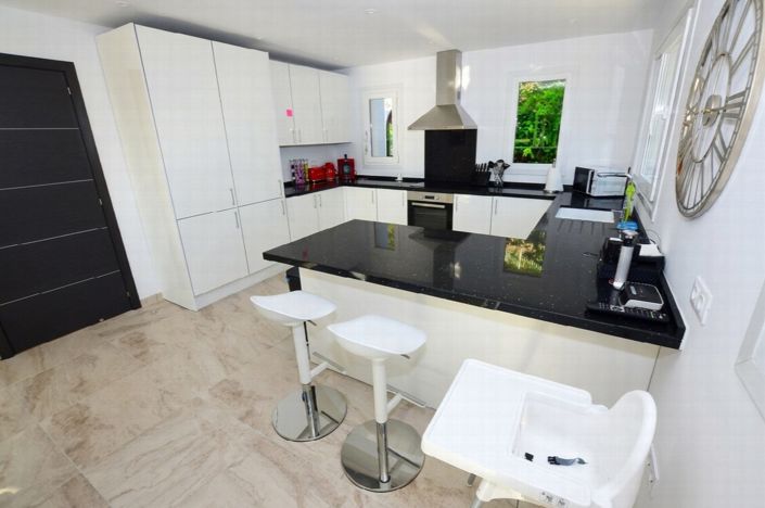 Image No.10-6 Bed Villa for sale