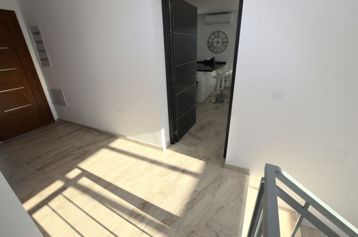 Image No.17-6 Bed House for sale
