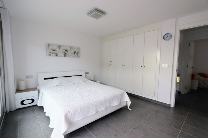 Image No.17-3 Bed House for sale