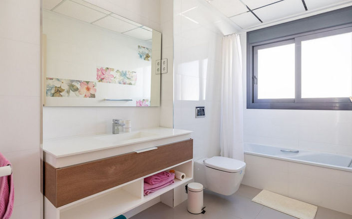 Image No.17-4 Bed House for sale