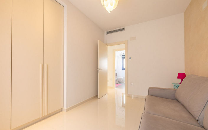 Image No.19-4 Bed House for sale