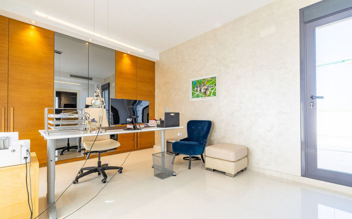 Image No.20-4 Bed House for sale