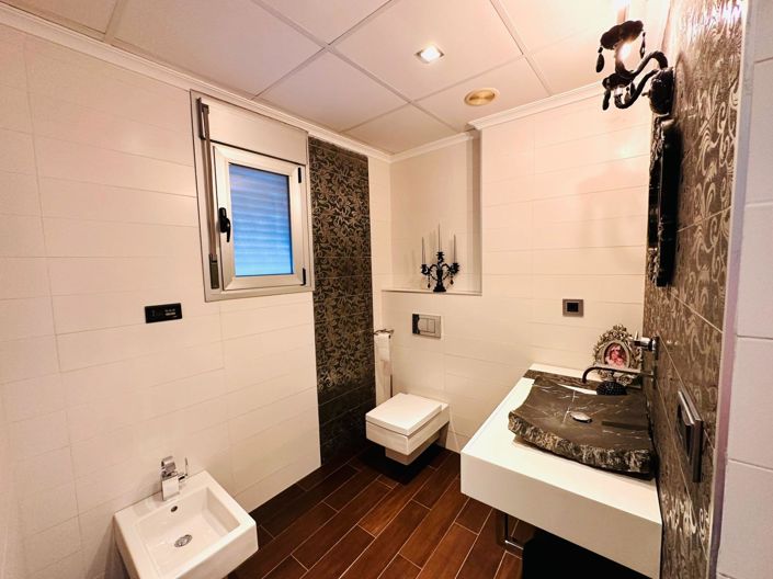 Image No.12-3 Bed Apartment for sale