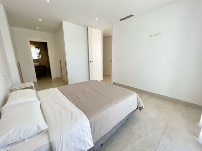 Image No.17-3 Bed Property for sale