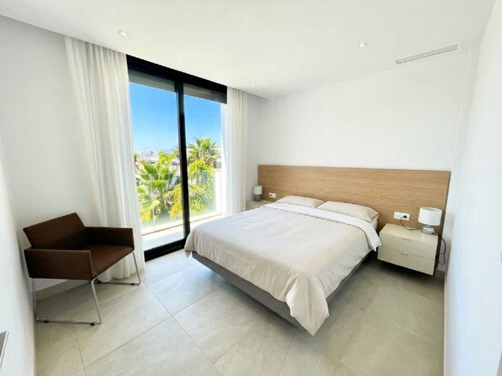 Image No.4-3 Bed Property for sale