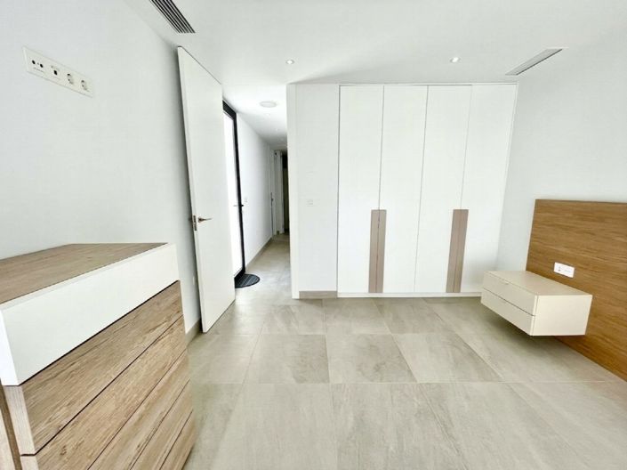 Image No.5-3 Bed Property for sale