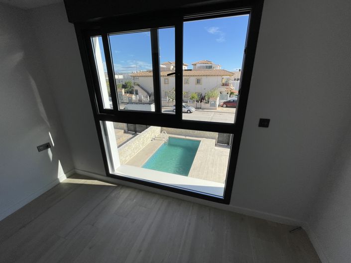 Image No.12-4 Bed House for sale