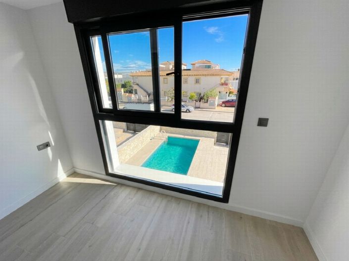 Image No.13-4 Bed Property for sale