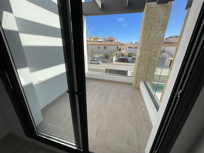Image No.15-4 Bed House for sale