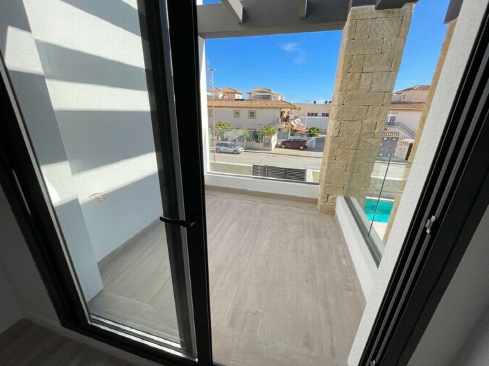 Image No.16-4 Bed Property for sale