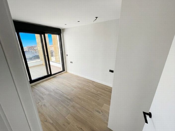 Image No.18-4 Bed Property for sale