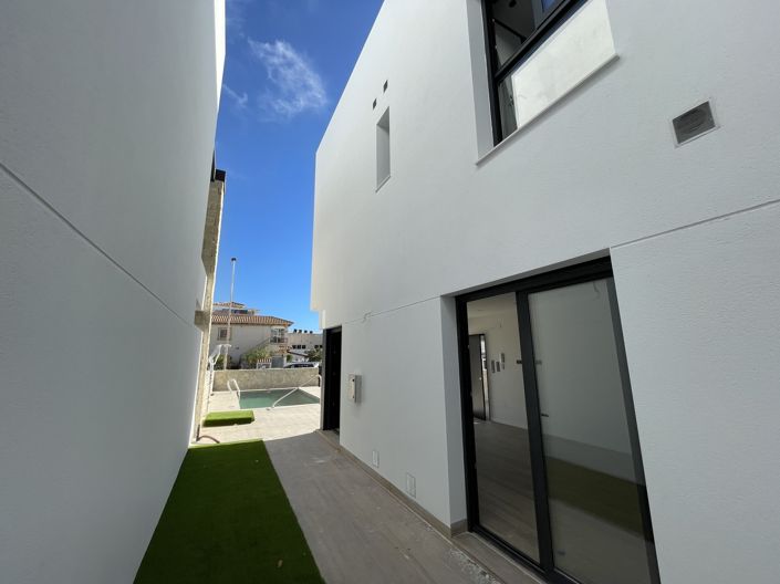 Image No.2-4 Bed House for sale