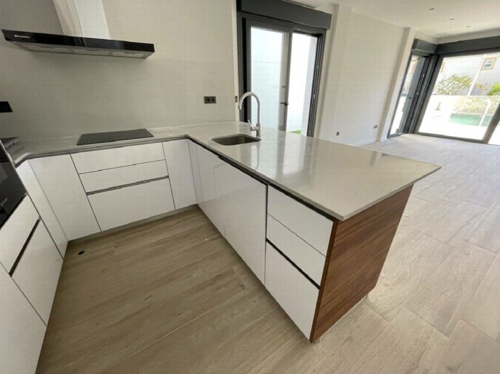 Image No.4-4 Bed Property for sale
