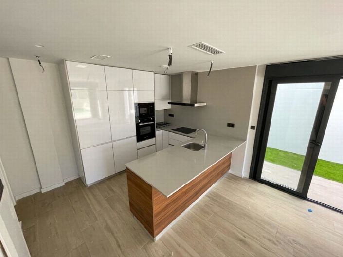 Image No.6-4 Bed Property for sale