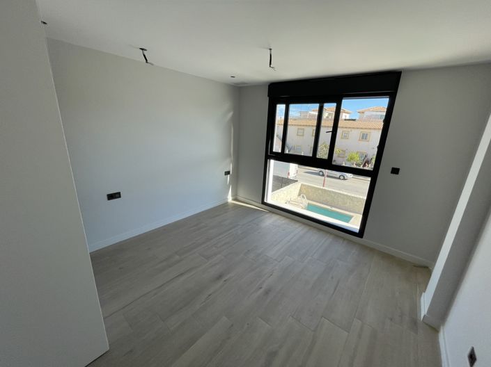 Image No.8-4 Bed House for sale