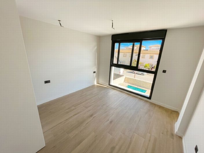 Image No.9-4 Bed Property for sale