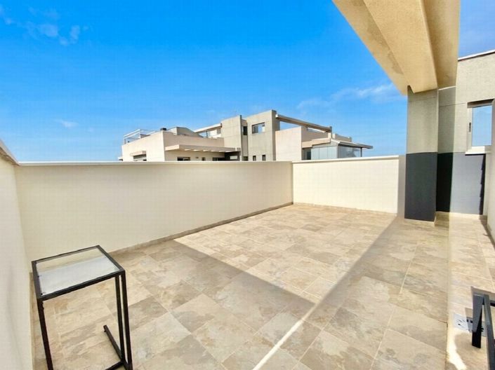 Image No.17-4 Bed Property for sale