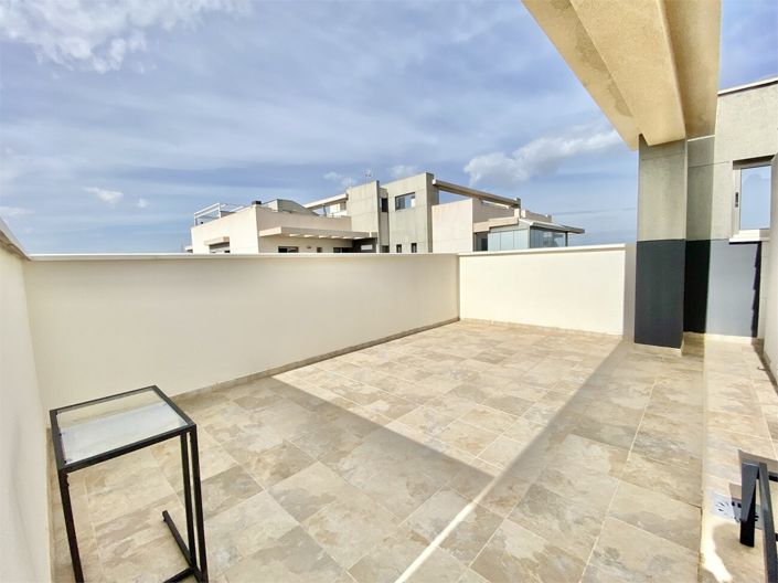 Image No.17-4 Bed House for sale