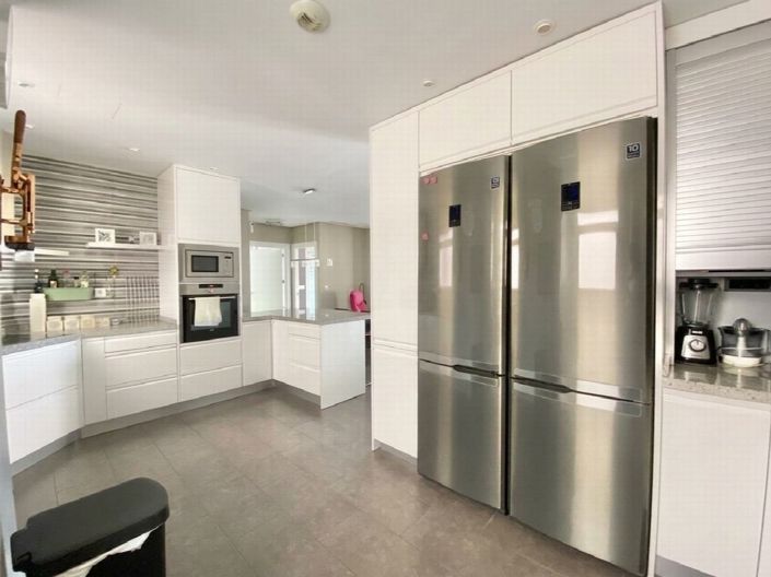 Image No.2-4 Bed Property for sale