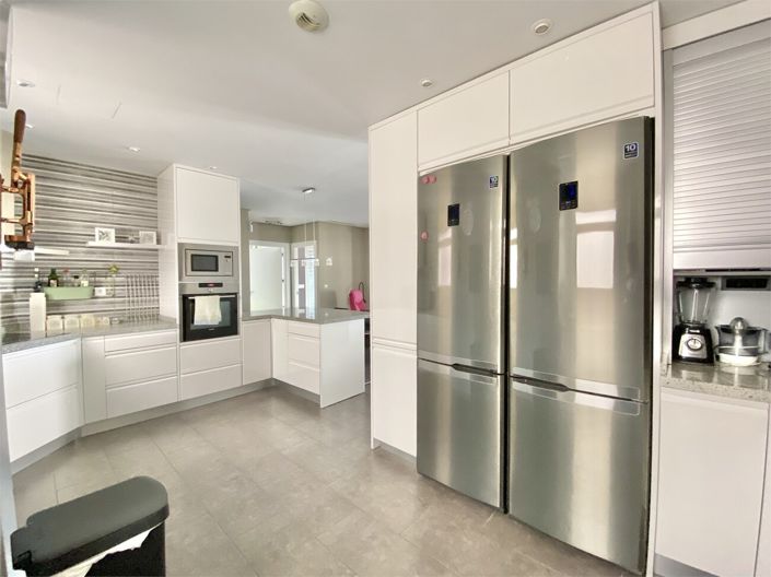 Image No.2-4 Bed House for sale