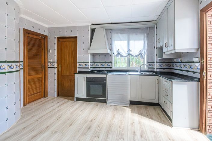 Image No.18-5 Bed Country House for sale