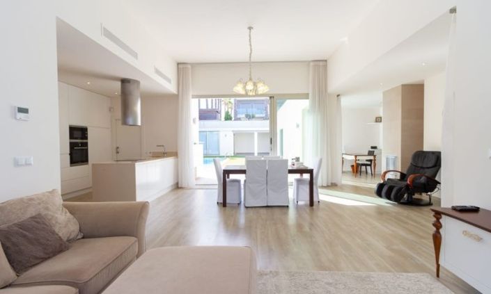 Image No.3-4 Bed Villa for sale