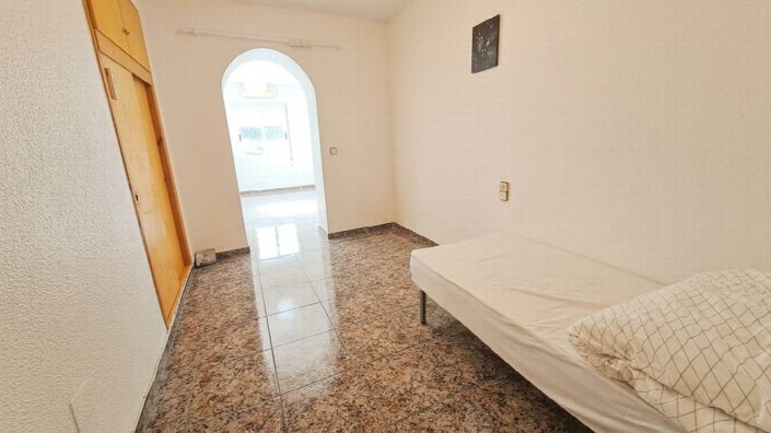 Image No.17-5 Bed Property for sale
