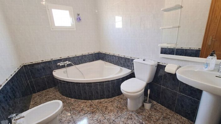 Image No.19-5 Bed Property for sale