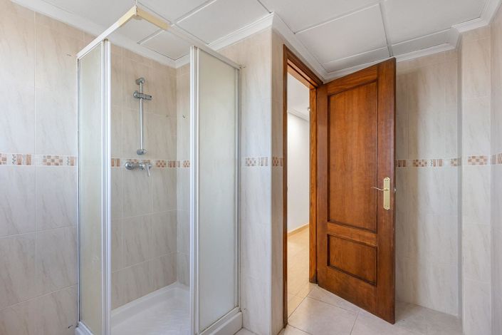 Image No.38-5 Bed Villa for sale