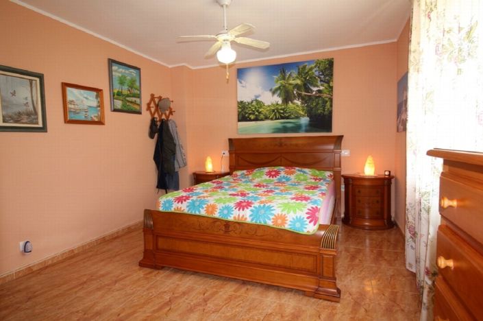 Image No.18-5 Bed Property for sale