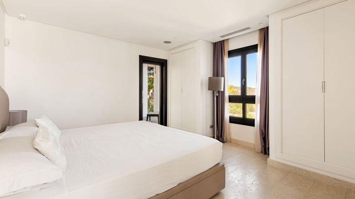 Image No.11-5 Bed Townhouse for sale
