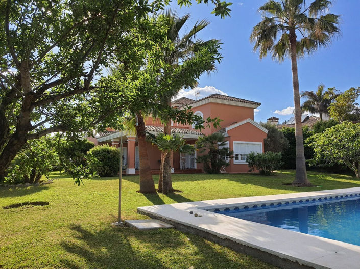 Image No.1-Villa de 4 chambres à vendre à Estepona