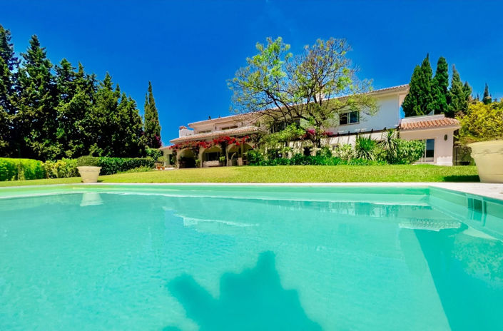 Image No.1-8 Bed Villa for sale