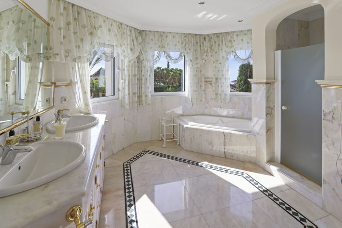 Image No.29-5 Bed Villa for sale