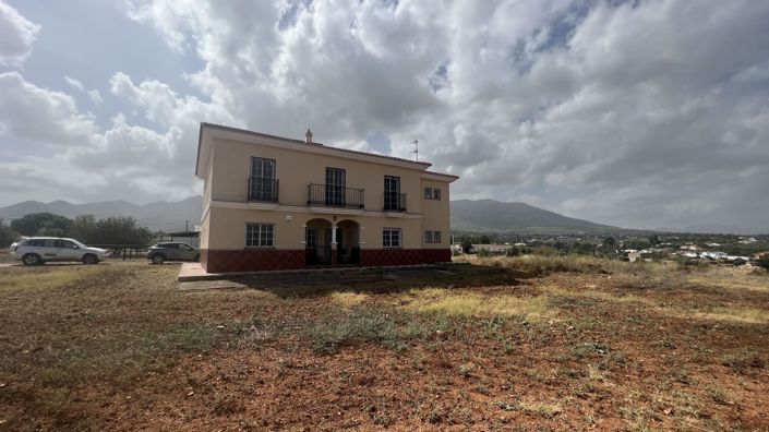 Image No.1-8 Bed Country House for sale