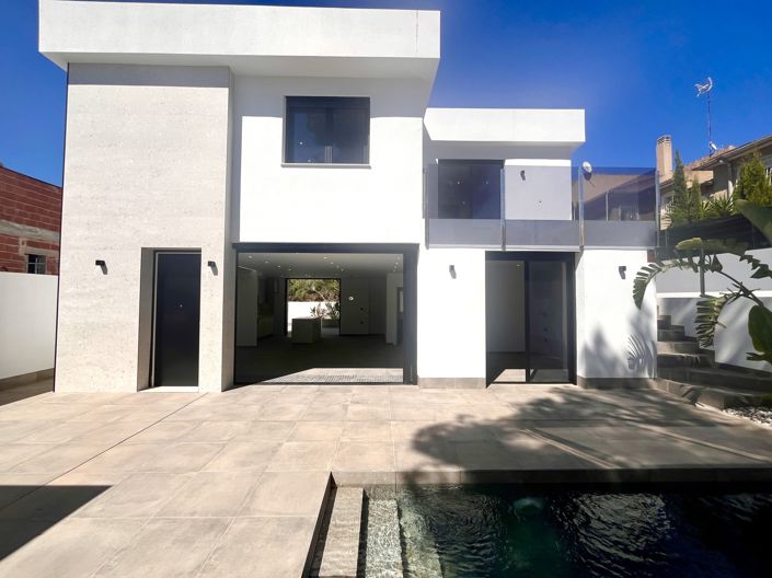 Image No.1-4 Bed Villa for sale