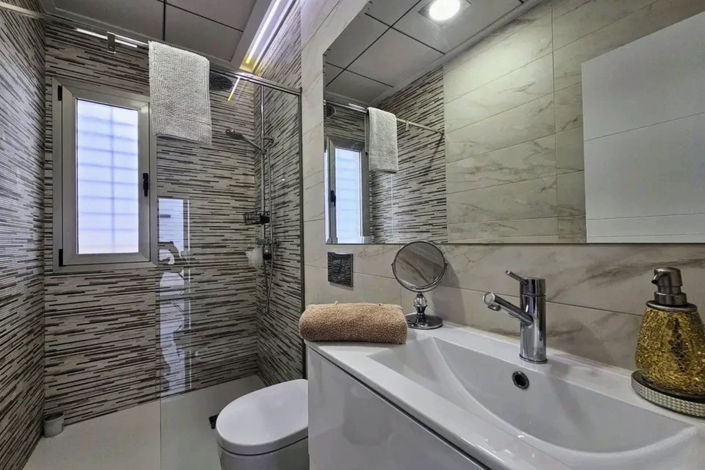 Image No.18-3 Bed House for sale