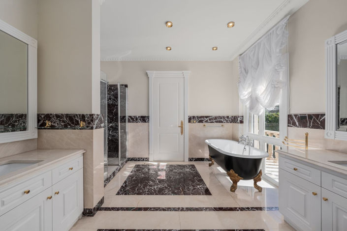 Image No.20-7 Bed Villa for sale