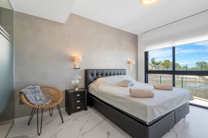 Image No.10-2 Bed Property for sale