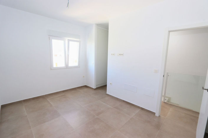 Image No.15-3 Bed House for sale
