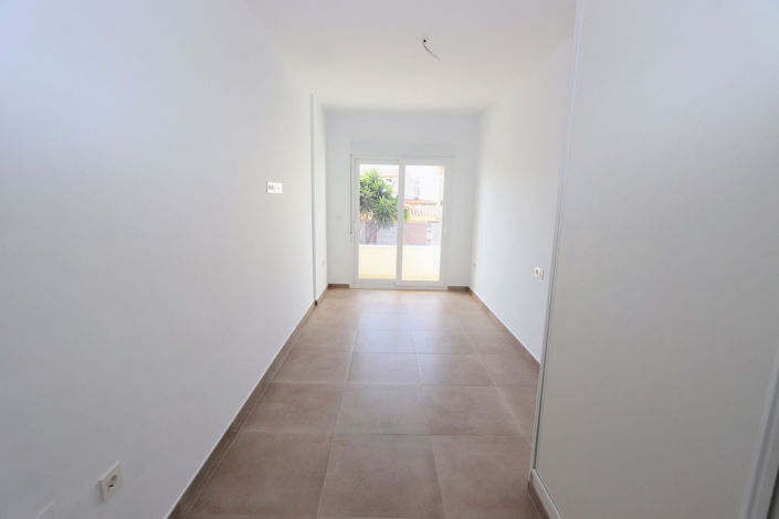 Image No.18-3 Bed House for sale