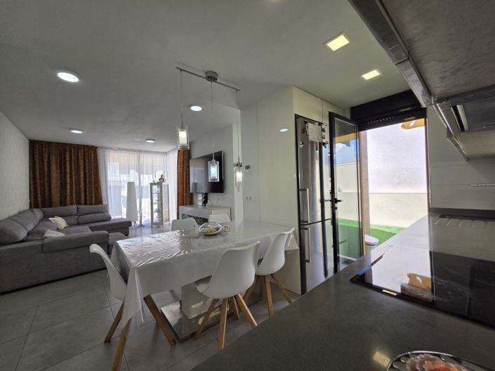 Image No.1-3 Bed House for sale