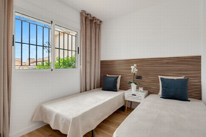 Image No.17-3 Bed House for sale