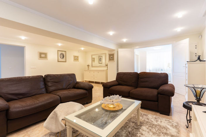 Image No.7-7 Bed House for sale