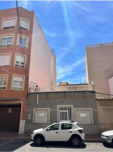 Image No.1-4 Bed Townhouse for sale