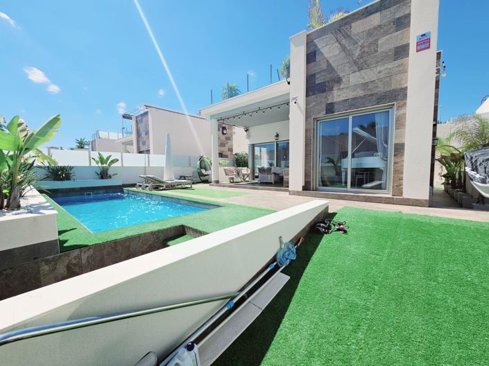 Image No.1-6 Bed Villa for sale