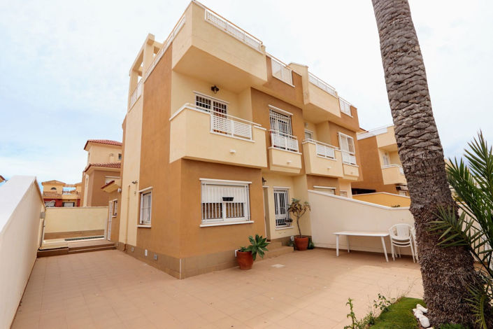 Image No.1-4 Bed House for sale