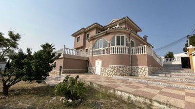 5 Bed Villa for sale