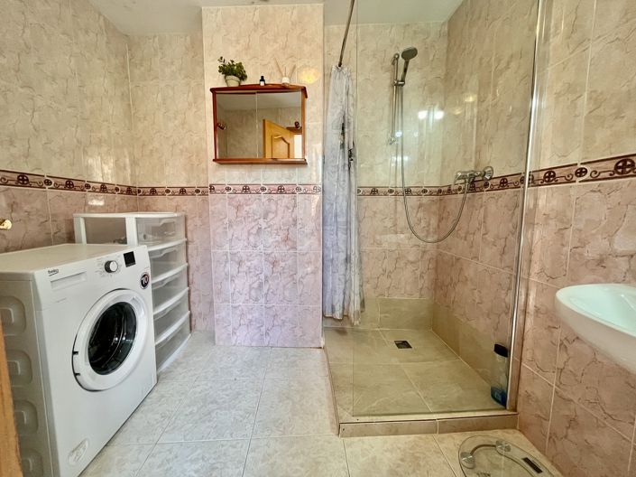 Image No.17-5 Bed House for sale
